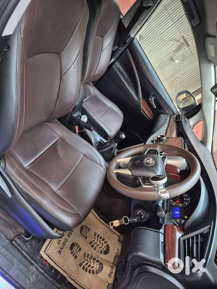 Toyota Innova Crysta 2.4 Gx Mt, 2017