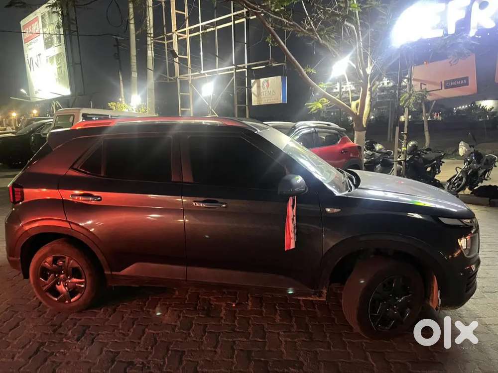 Hyundai Venue 2023 Petrol 33000 Km Driven
