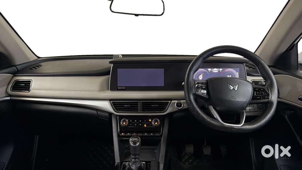 Mahindra Xuv700 2.0 Ax 7 Petrol Mt Str, 2025, Petrol