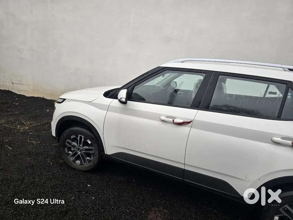 Hyundai Venue 2024 Petrol 6500 Km Driven