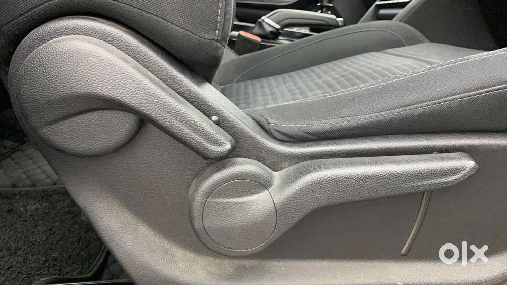 Mahindra Xuv700 2.0 Ax 5 Petrol Mt Str, 2023, Petrol