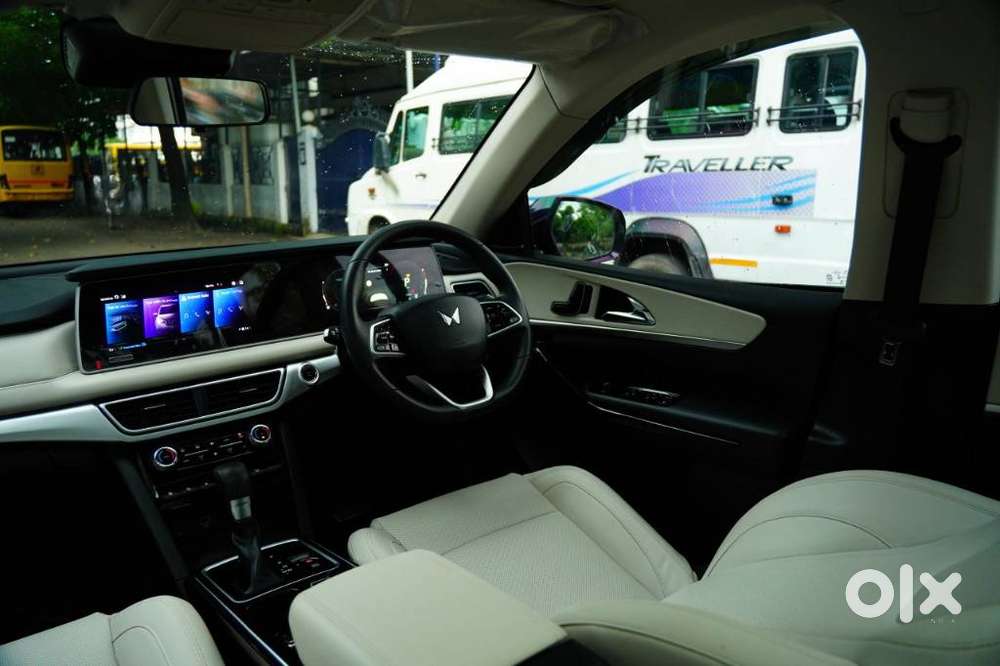 Mahindra Xuv700 2.0 Ax 7 Petrol At Luxury Pack Str, 2023, Petrol