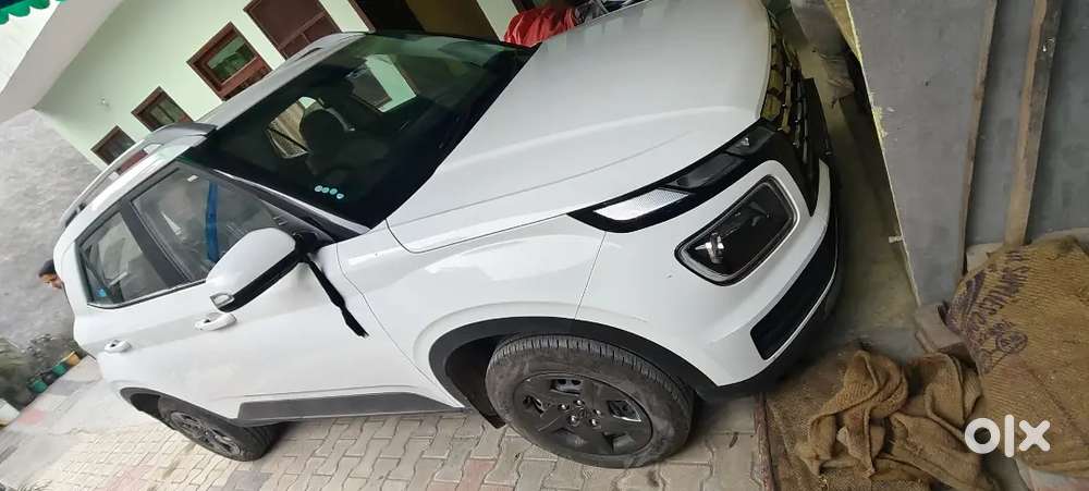 Hyundai Venue 2024 Petrol Well Maintained
