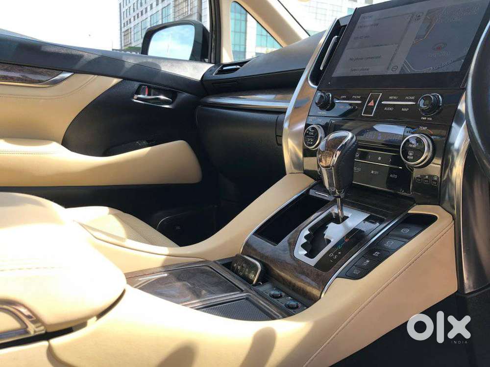 Toyota Vellfire 2.5 Executive Lounge, 2023, Cng & Hybrids