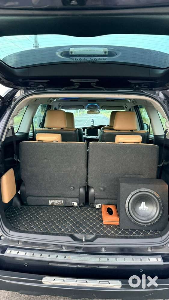 Toyota Innova Crysta 2.4 Z Automatic &ndash; 2022 | Sparkling Black Pearl