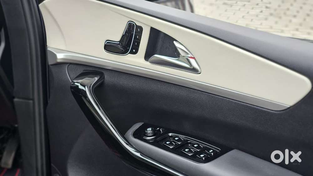 Mahindra Xuv700 2.2 Ax 7 Diesel At Luxury Pack Str Awd, 2023, Diesel