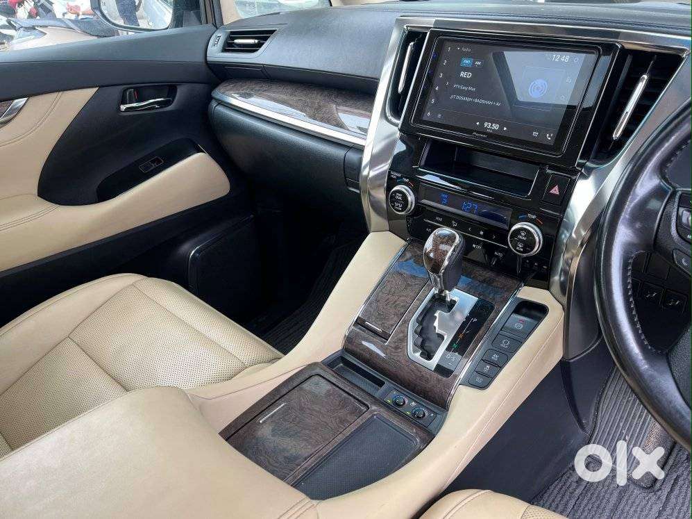 Toyota Vellfire 2.5 Executive Lounge, 2022, Petrol
