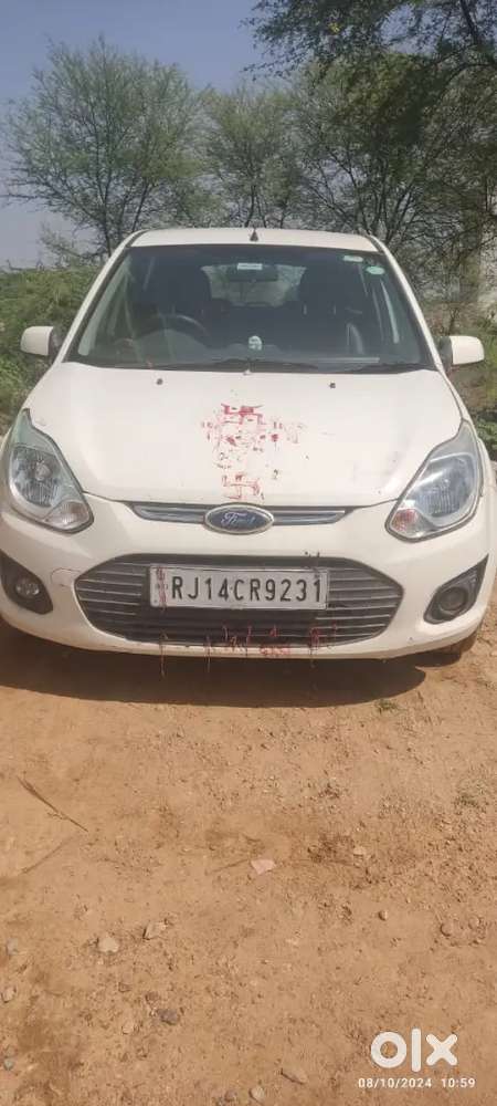 Ford Figo 1.2 Titanium Petrol 2013