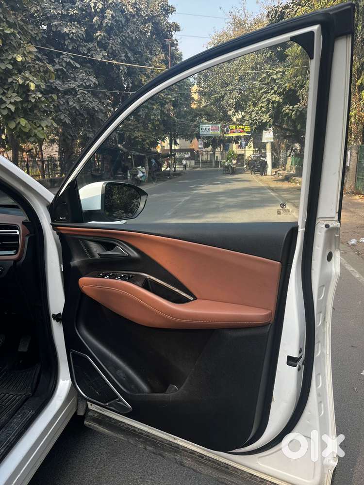 Mg Hector Plus Savvy Pro 1.5 Turbo Petrol Cvt 7 Str Dual Tone, 2023,..