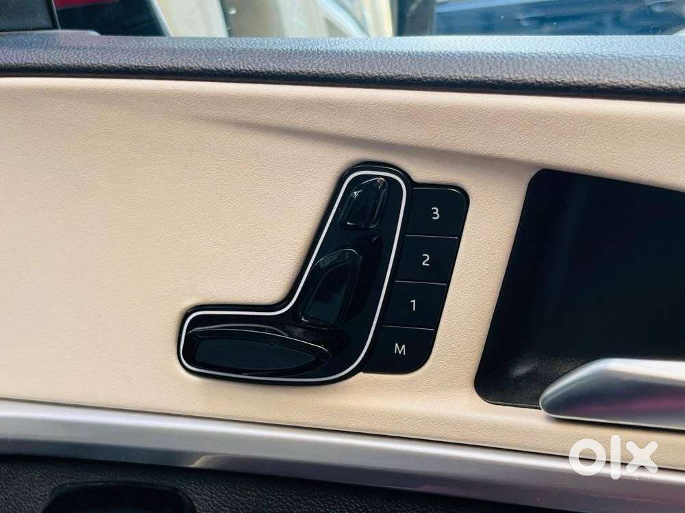 Mahindra Xuv700 2.0 Ax 7 Petrol Mt Str, 2022, Petrol