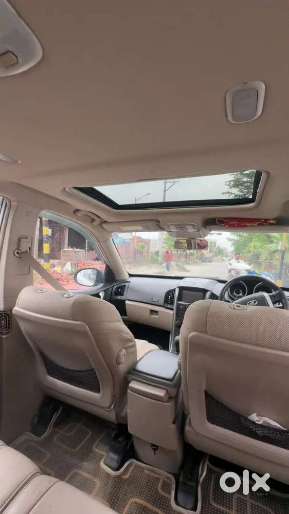 Xuv500 W10 Top Modal With Sunroof Seven Seater Brand New Condition