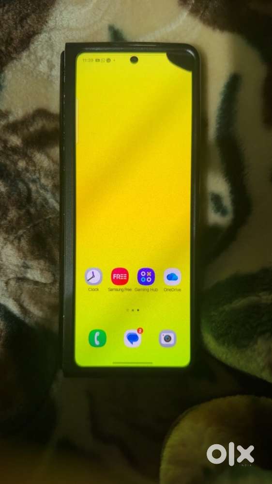Fold 3 only outer display for sale with minor dot in corner - Mobile ...