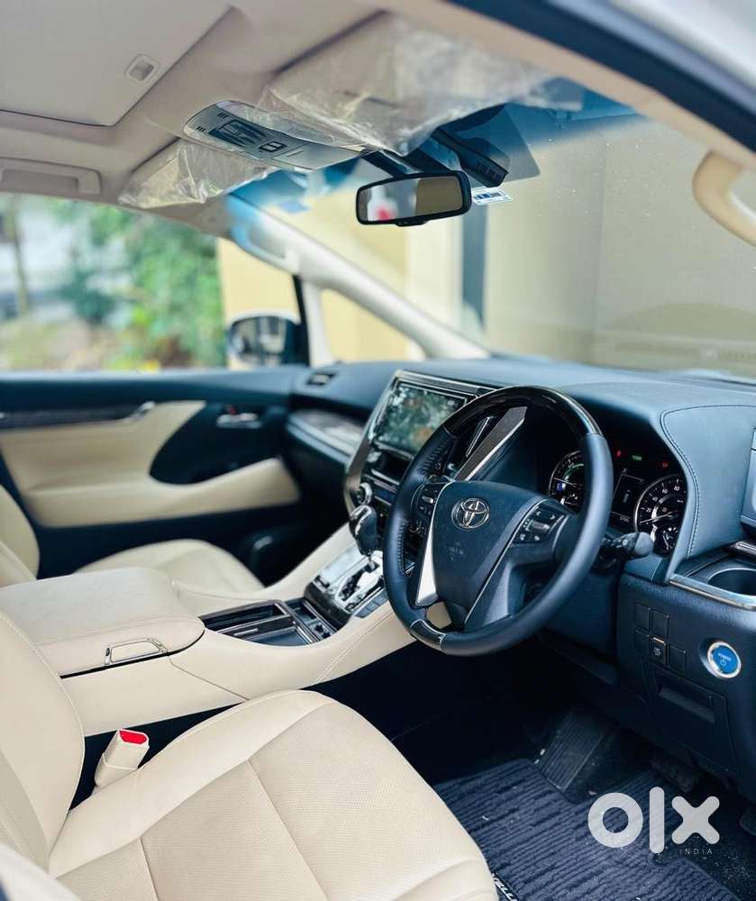 Toyota Vellfire 2.5 Executive Lounge, 2023, Petrol