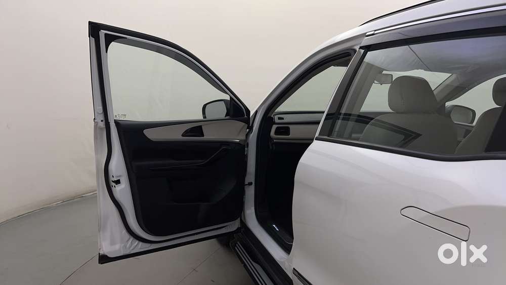 Mahindra Xuv700 2.0 Ax 5 Petrol Mt 7 Str, 2023, Petrol