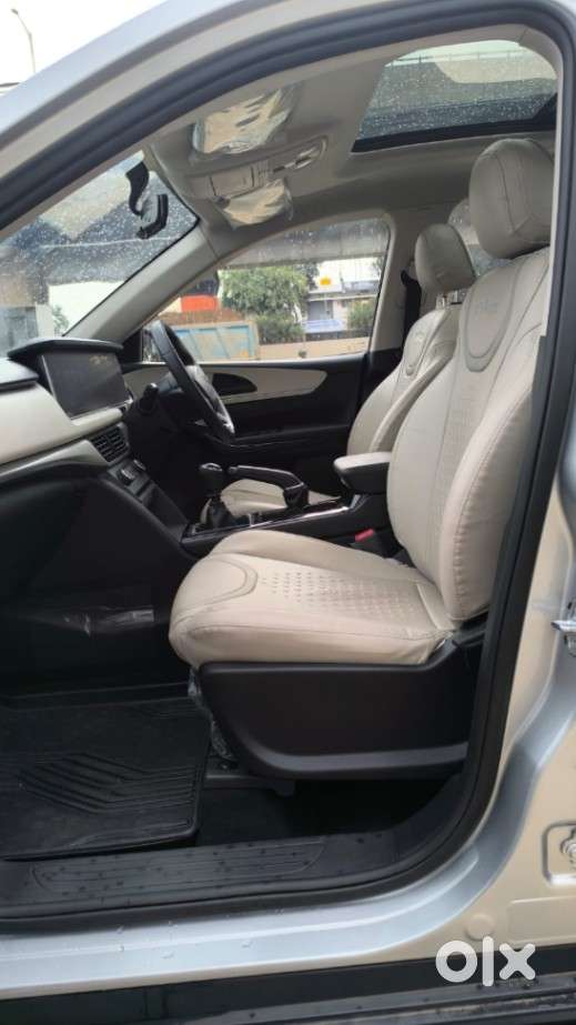 Mahindra Xuv700 2.0 Ax 5 Petrol Mt 7 Str, 2022, Petrol