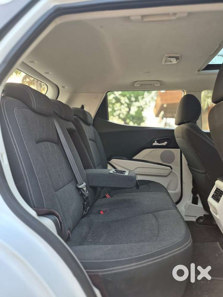 Mahindra Xuv 3xo Ax5 Pm Mt, 2026, Petrol