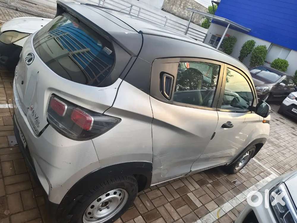 Kuv 100 Petrol Original Pent Suv Car 6 Seats
