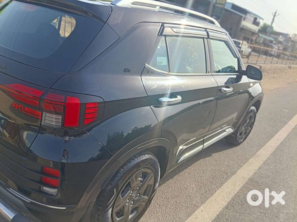 Hyundai Venue 2025 Petrol 6000 Km Driven