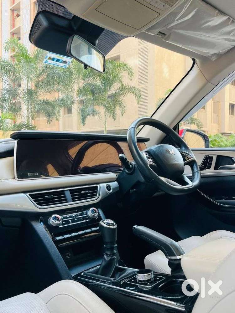 Mahindra Xuv700 2.0 Ax 7 Petrol Mt Str, 2022, Petrol