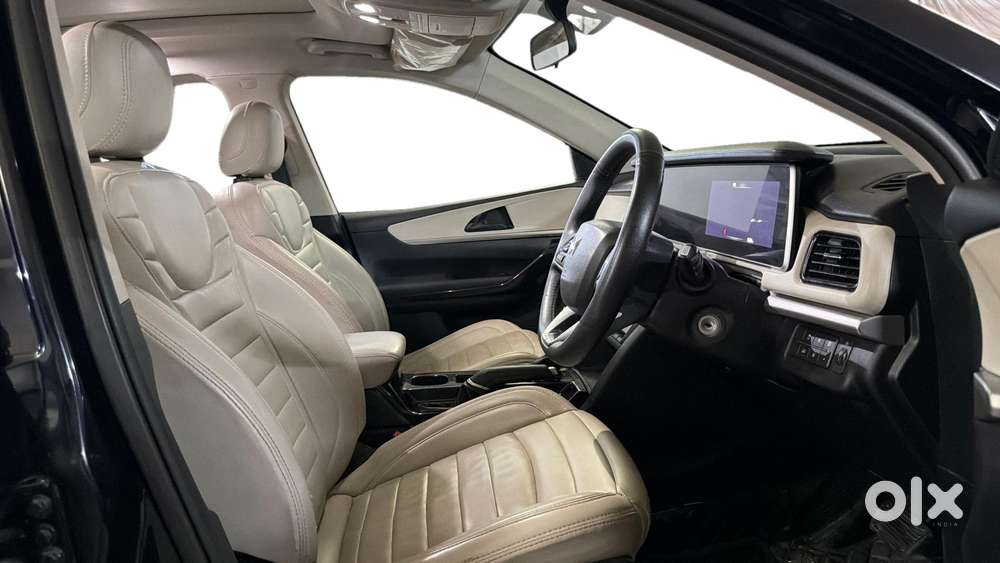 Mahindra Xuv700 2.0 Ax 5 Petrol At Str, 2022, Petrol