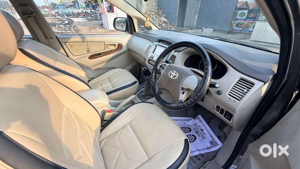 Toyota Innova 2.5 V Diesel | 1st Owner | Mh-20 Registered