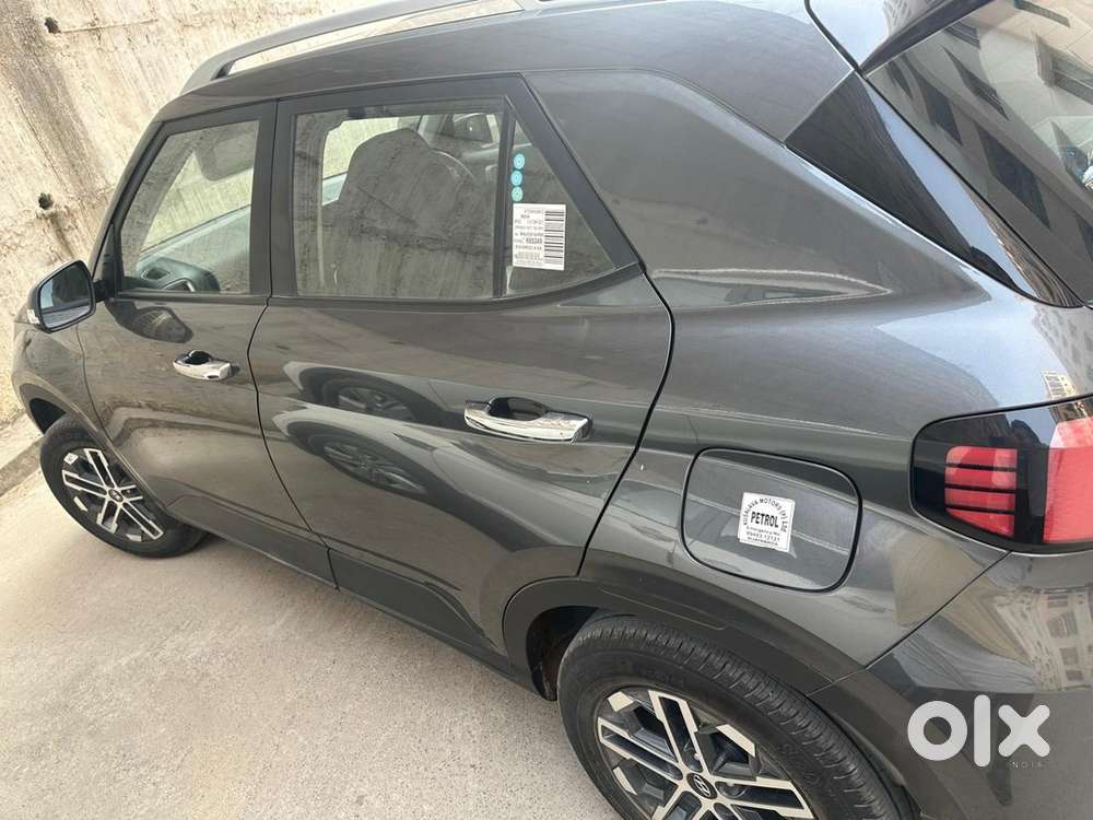 Hyundai Venue Petrol Automatic 2024