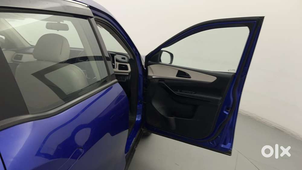 Mahindra Xuv700 2.0 Ax 5 Petrol Mt 7 Str, 2022, Petrol