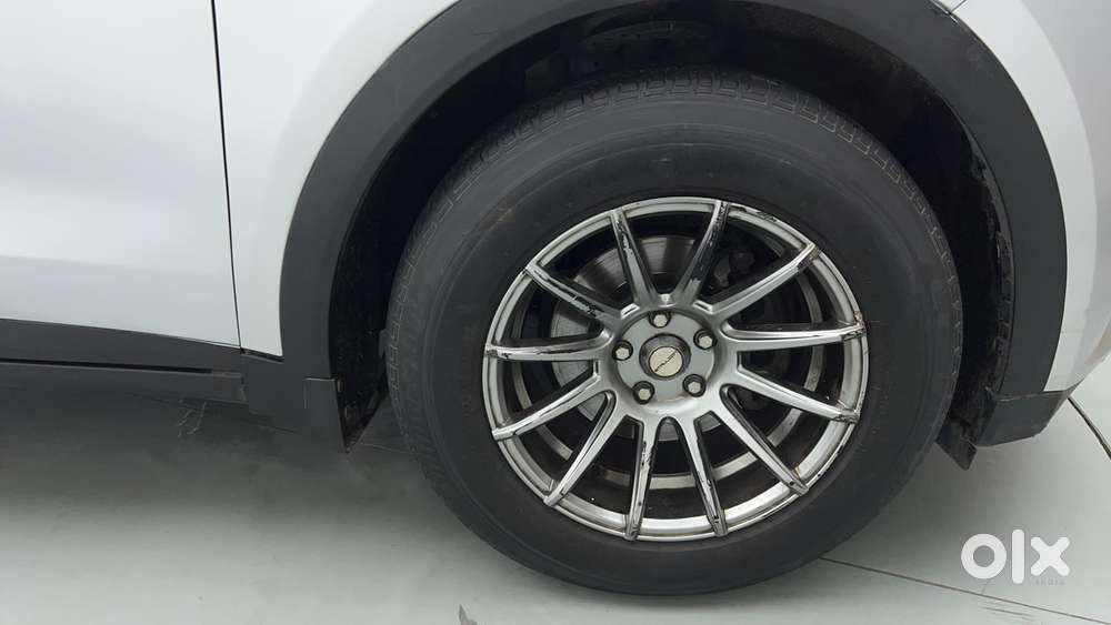 Mahindra Xuv700 2.0 Ax 3 Petrol At 5 Str, 2022, Petrol