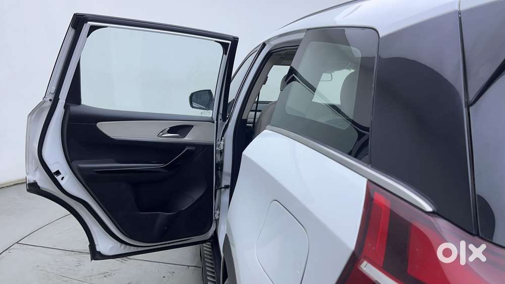 Mahindra Xuv700 2.2 Ax 7 Diesel Mt Luxury Pack Str, 2022, Diesel