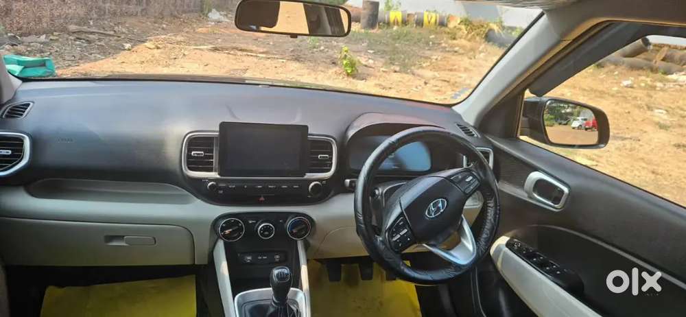 Hyundai Venue 2024 Petrol Well Maintained