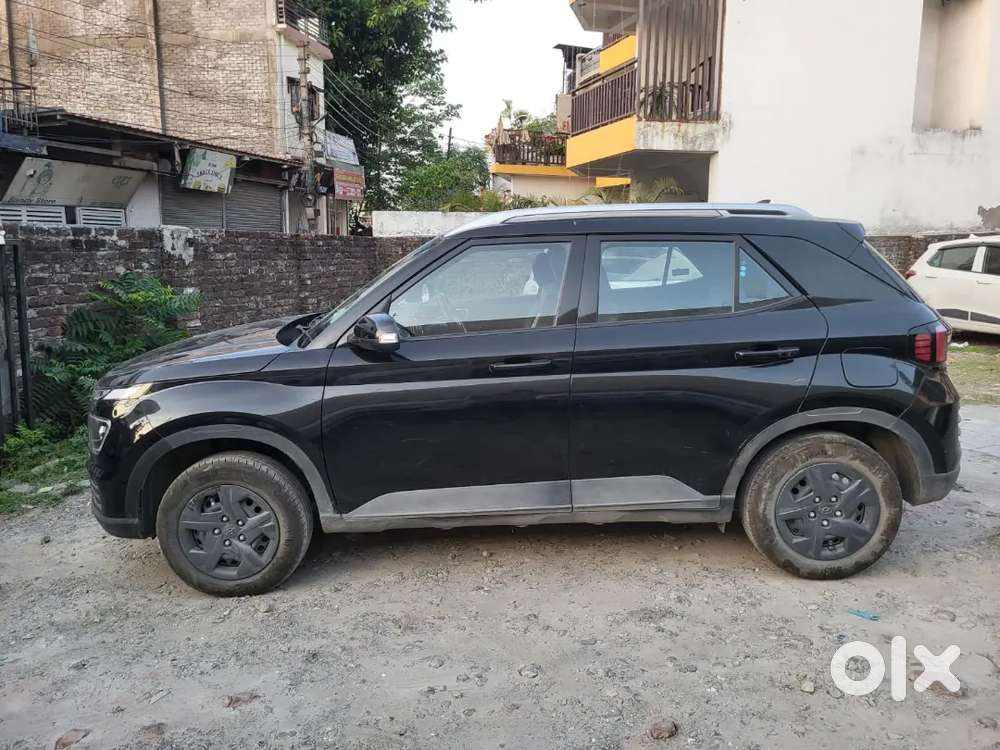 Hyundai Venue 2024 Petrol 9507 Km Driven