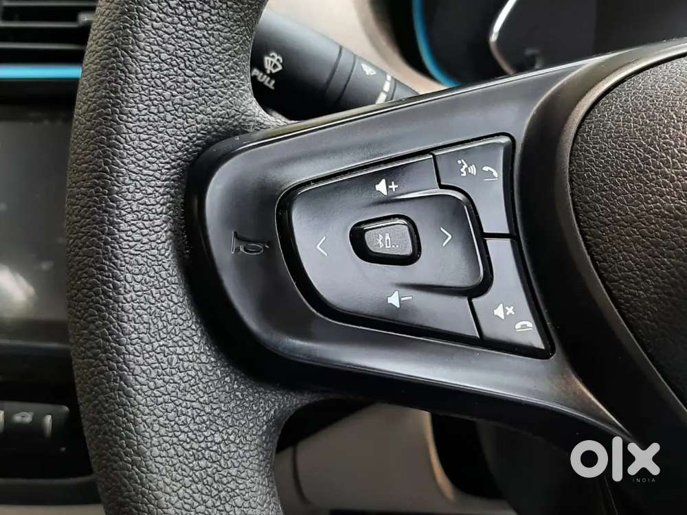 Lux Varient With Auto Headlight And Rain Sensing Wipers