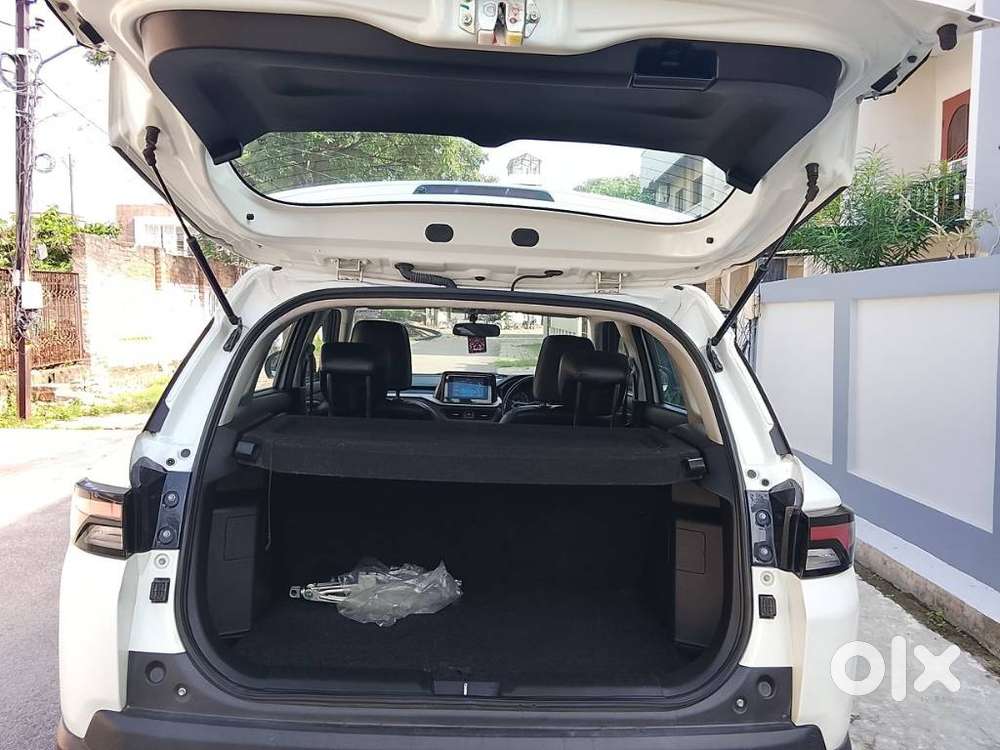 Maruti Suzuki Brezza 1.5 Zxi Smart Hybrid, 2022, Petrol