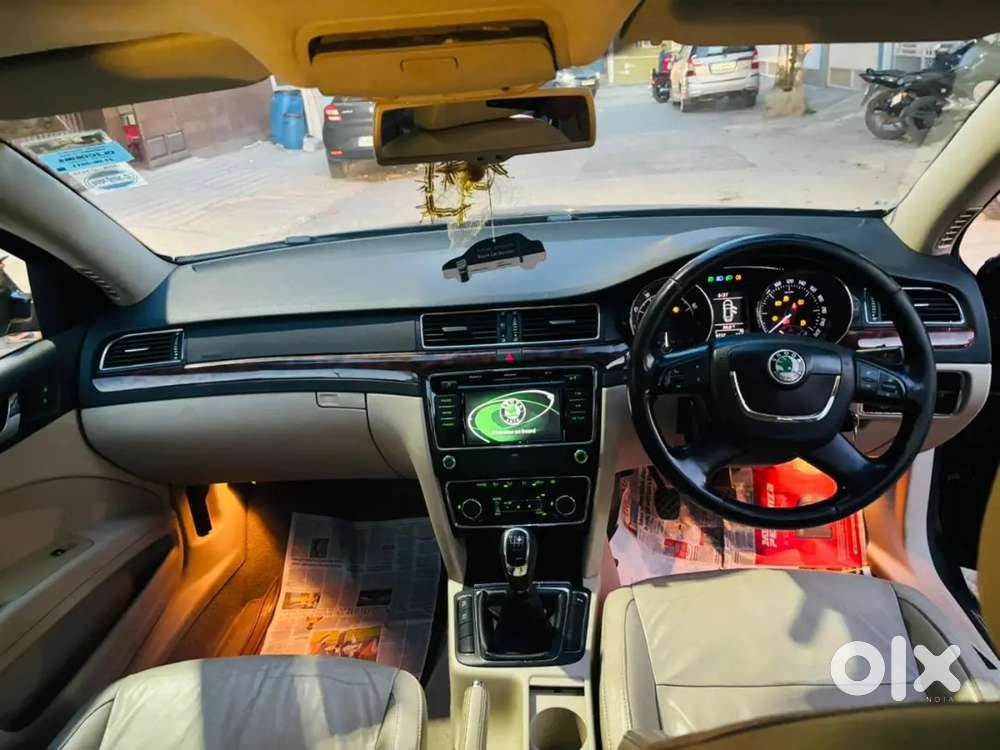 Skoda Superb 2011 Petrol 85000 Km Driven