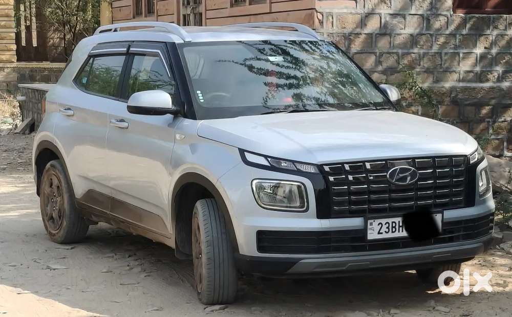 Hyundai Venue 2023 Petrol 40000 Km Driven