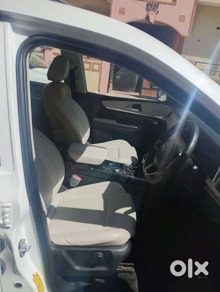 Mahindra Xuv700 2.0 Ax 7 Petrol Mt Str, 2023, Petrol