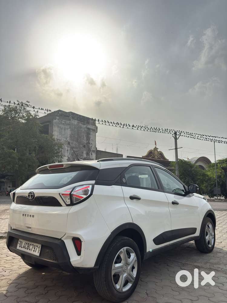 Tata Nexon 1.2 Revotron Xma Amt (s), 2023, Cng & Hybrids