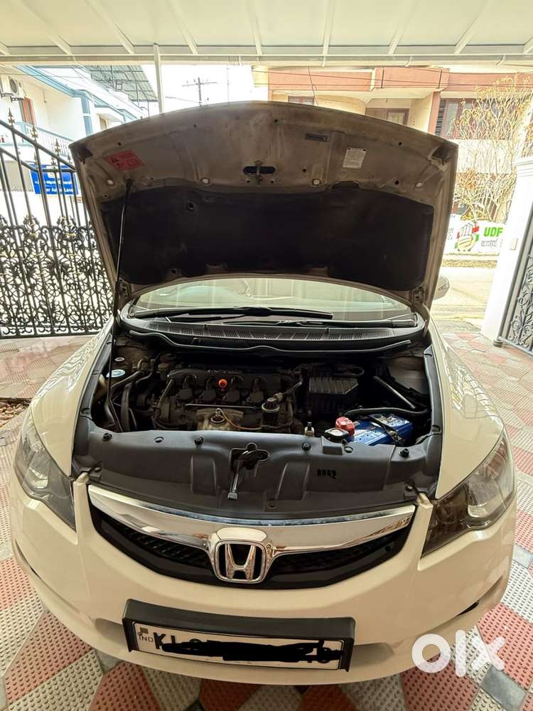 White Honda Civic. 1.8l Mt. 2010.