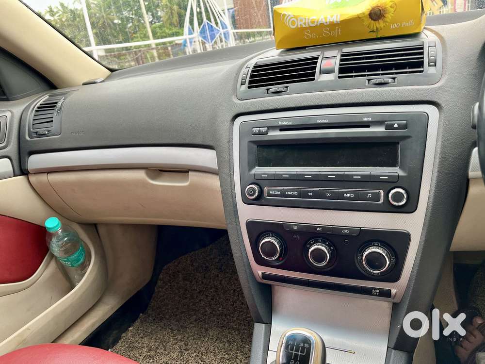 Skoda Laura Ambiente 2.0 Tdi Cr Manual, 2011, Diesel