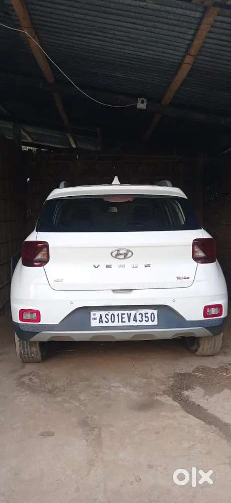 Hyundai Venue 2021 Petrol 72000 Km Driven, Well Maintained.