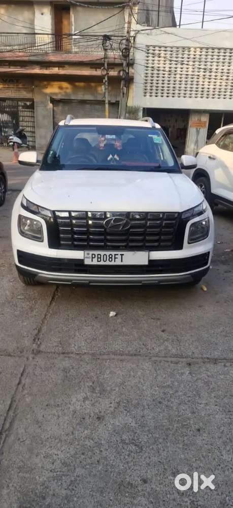Hyundai Venue 2025 Petrol Single Owner