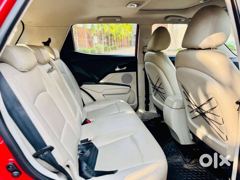 Mahindra Xuv300 1.2 W8 (o) Amt Petrol, 2022, Petrol