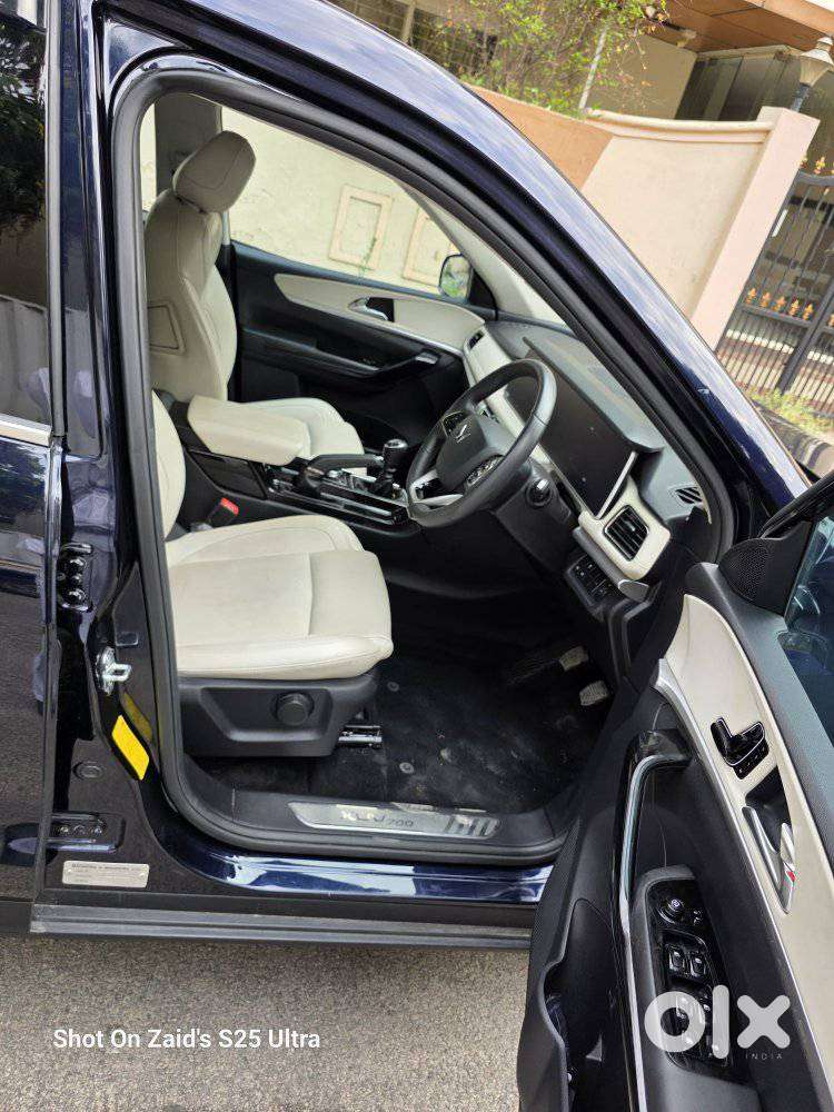 Mahindra Xuv700 2.0 Ax 7 Petrol Mt Str, 2025, Petrol