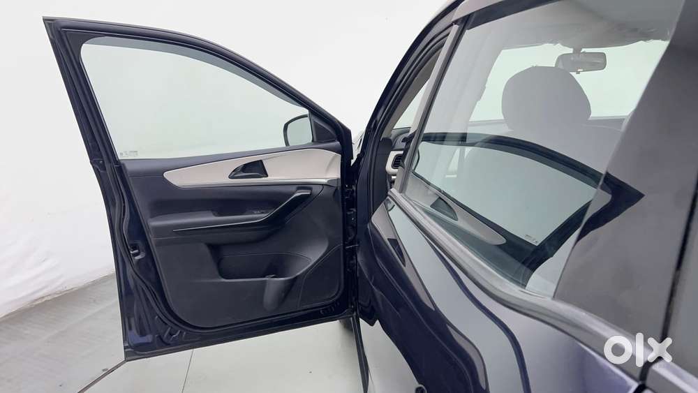 Mahindra Xuv700 2.0 Ax 5 Petrol Mt Str, 2023, Petrol