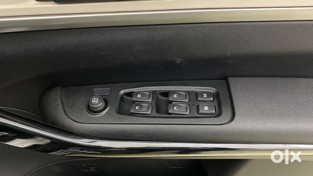 Mahindra Xuv700 2.0 Ax 5 Petrol At Str, 2022, Petrol