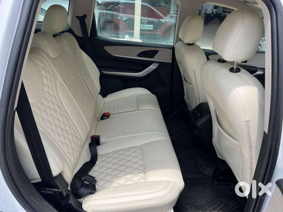 Mahindra Xuv700 2.0 Mx Petrol Mt 5 Str, 2022, Petrol