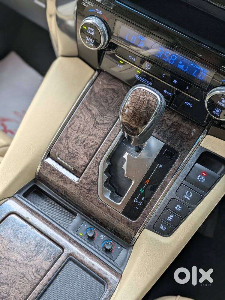 Toyota Vellfire 2.5 Executive Lounge, 2023, Petrol