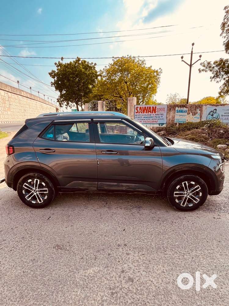 Hyundai Venue 2023 Petrol Well Maintained