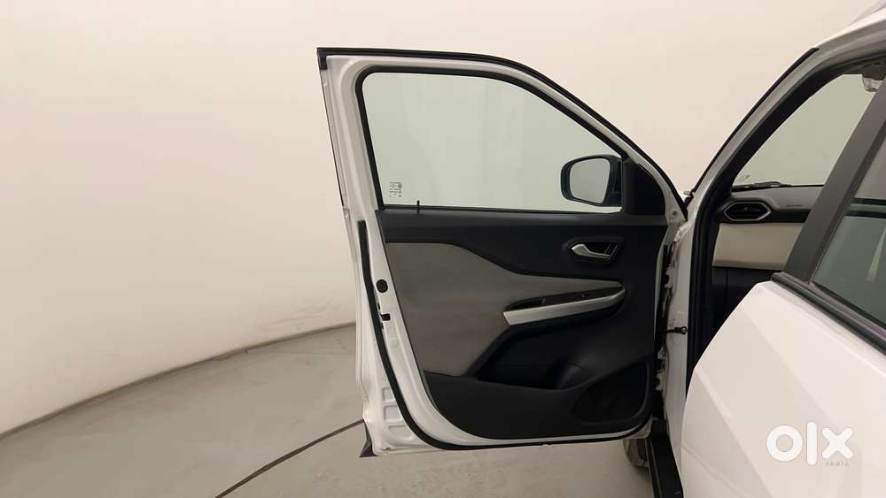 Nissan Magnite 1.0 Xv, 2023, Petrol