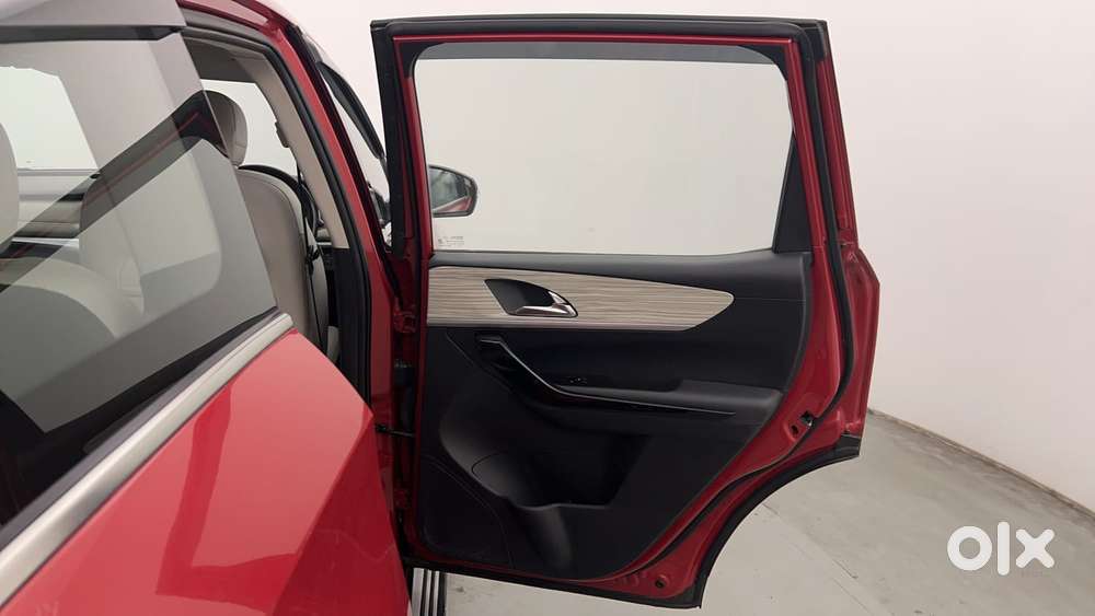 Mahindra Xuv700 2.0 Ax 7 Petrol At Luxury Pack Str, 2021, Petrol